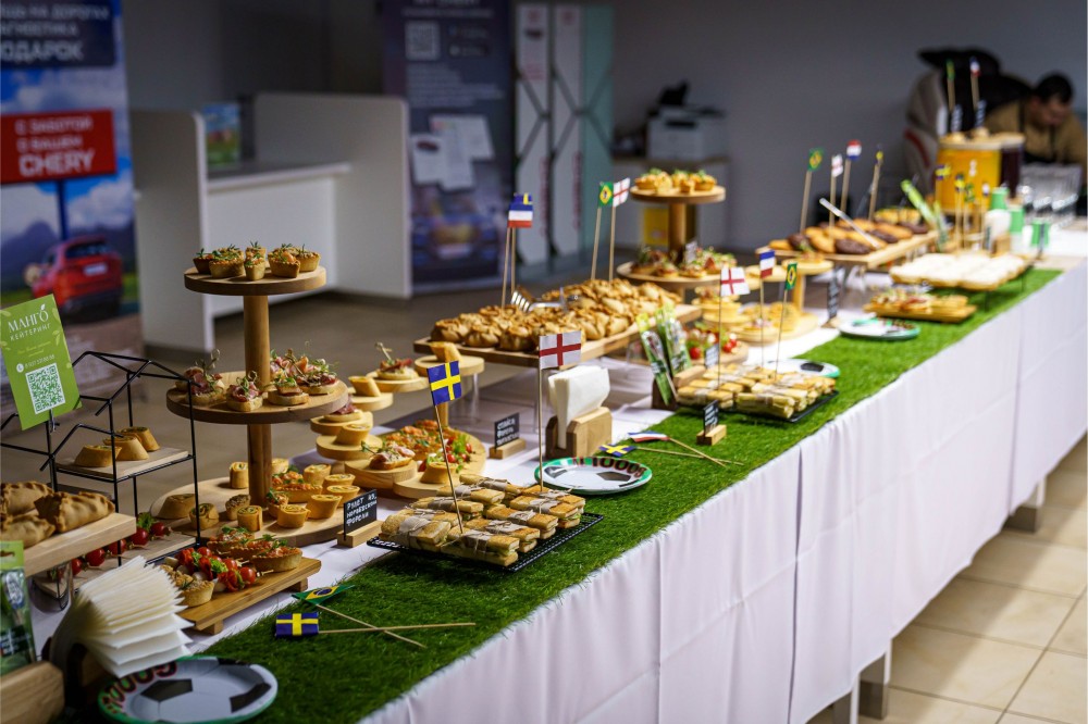 Большой фуршетный стол с закусками на мероприятии