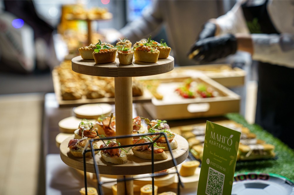 Тарталетки и канапе на фуршетной подаче