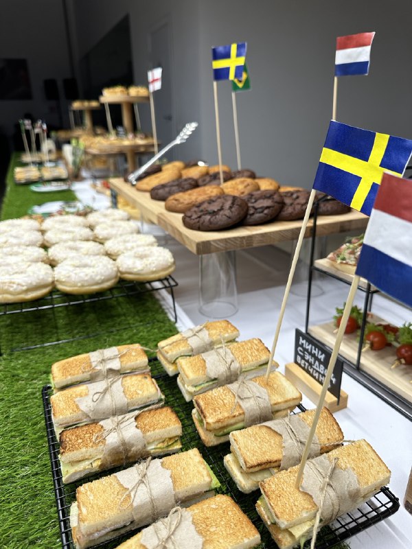 Мини-сэндвичи и десерты на фуршетном столе