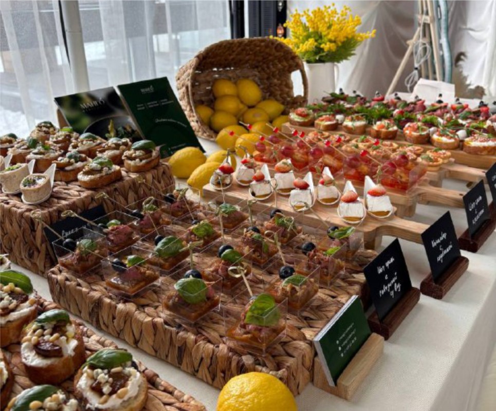 Фуршетный стол с закусками и десертами