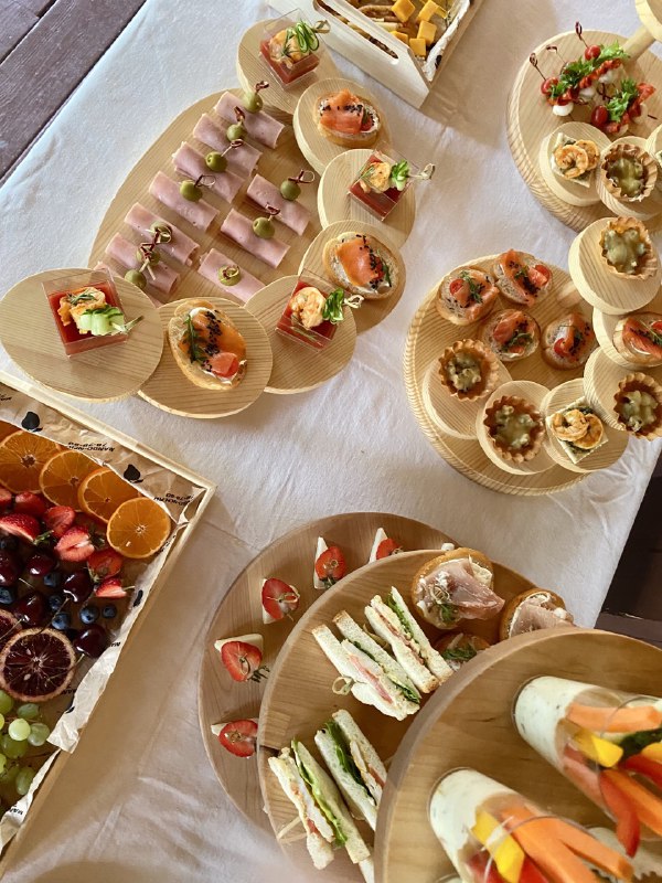 Ассорти закусок, сэндвичей и фруктов для фуршета