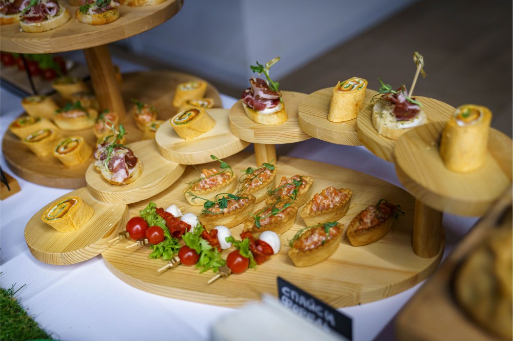 Канапе, рулетики и тарталетки на деревянной подставке