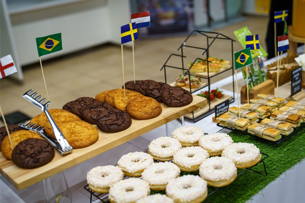 Печенье, пончики и мини-сэндвичи на фуршетном столе