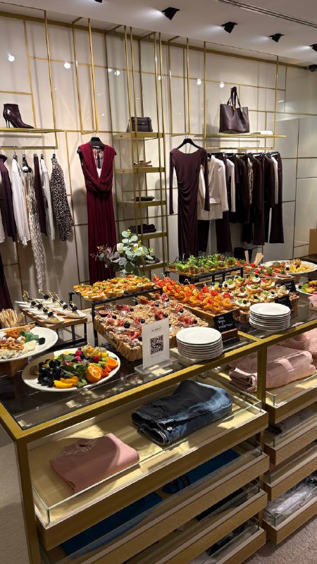 Фуршетный стол с закусками на открытии магазина