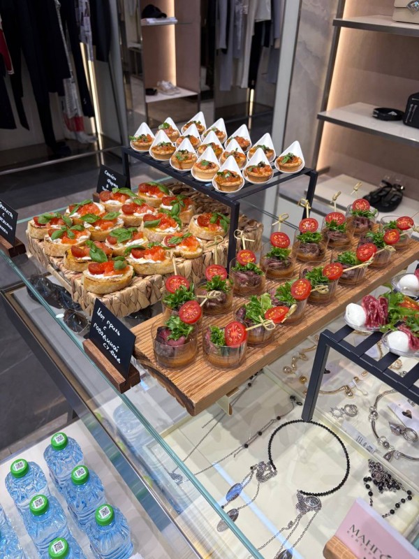 Канапе и закуски на фуршете в шоуруме