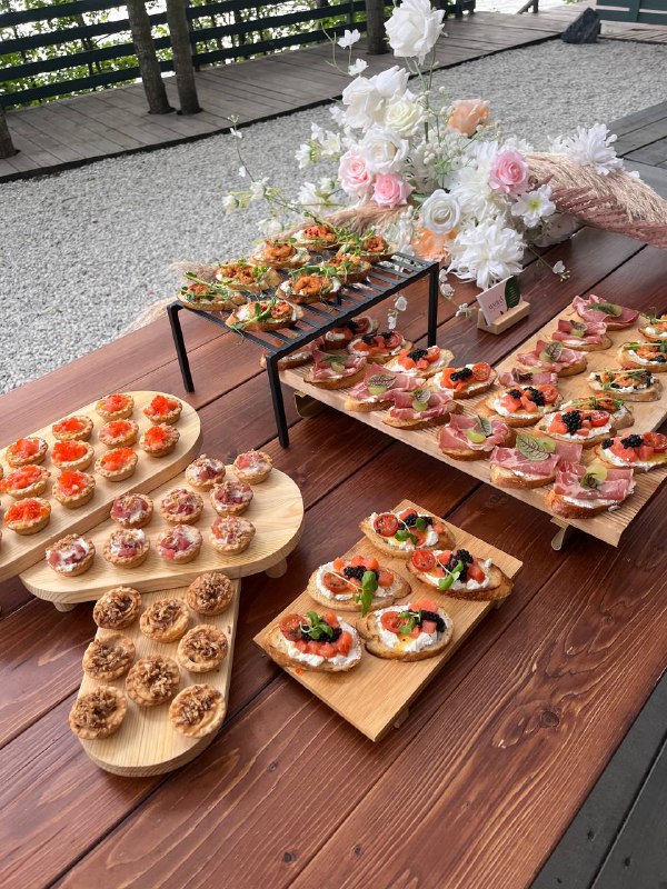 Фуршетный стол с закусками на открытой террасе