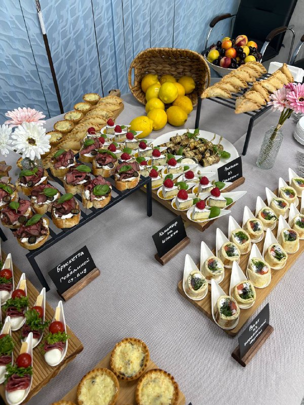 Брускетты, рулетики и закуски на фуршетной линии