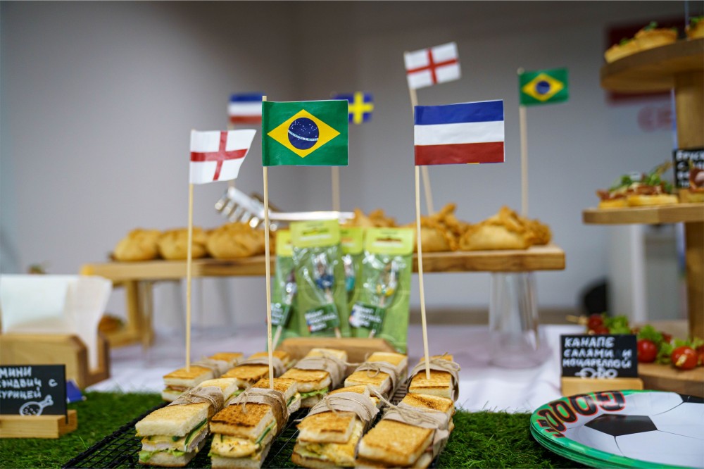 Мини-сэндвичи и закуски на тематическом фуршете