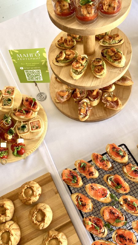 Ассорти канапе и закусок на фуршетном столе