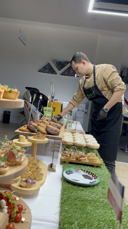 Подготовка фуршетного стола перед мероприятием